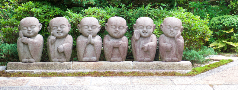 Emotions variées, moines japonais en pierre